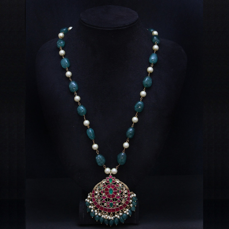 NECKLACE SET WITH KUNDAN JADAU PENDANT AND GREEN ONYX