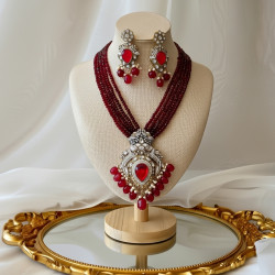 NECKALCE SET WITH ANTIQUE PENDANT AND RUBY
