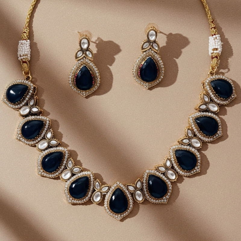 NECKLACE ANTIQUE FINISH SET IN BRASS WITH BLACK STONES