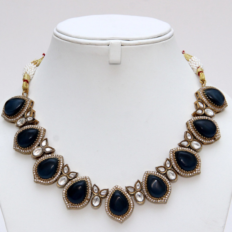 NECKLACE ANTIQUE FINISH SET IN BRASS WITH BLACK STONES