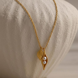 GOLD-PLATED PENDANT WITH PEARLS