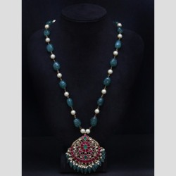 NECKLACE SET WITH KUNDAN JADAU PENDANT AND GREEN ONYX