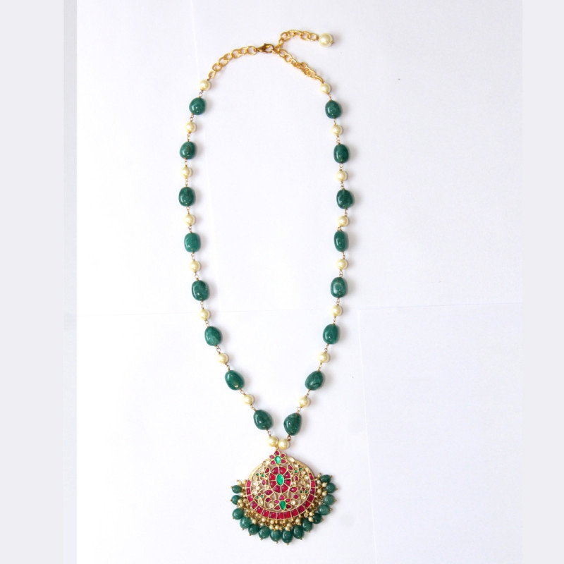 NECKLACE SET WITH KUNDAN JADAU PENDANT AND GREEN ONYX